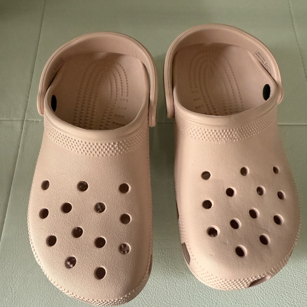 CROCS Women's Classic Clog in Quartz